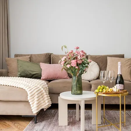 Family & Friends 2-bedrooms & Living Room,10 Min From Centre Metro Lejlighed