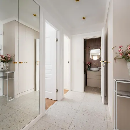 Family & Friends 2-bedrooms & Living Room,10 Min From Centre Metro