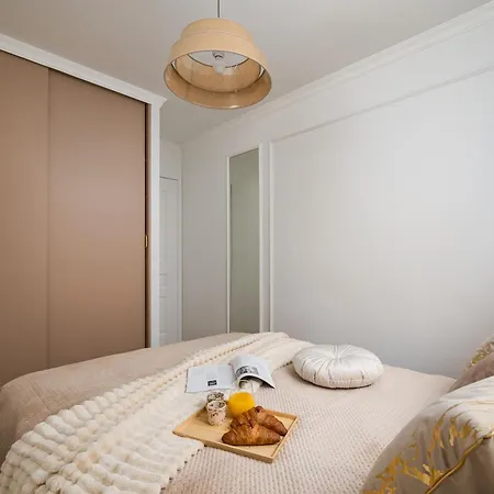 Family & Friends 2-bedrooms & Living Room,10 Min From Centre Metro Lejlighed