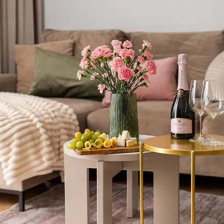 Family & Friends 2-bedrooms & Living Room,10 Min From Centre Metro *