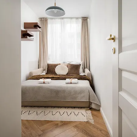 Apartment Family & Friends 2-bedrooms & Living Room,10 Min From Centre Metro Warschau